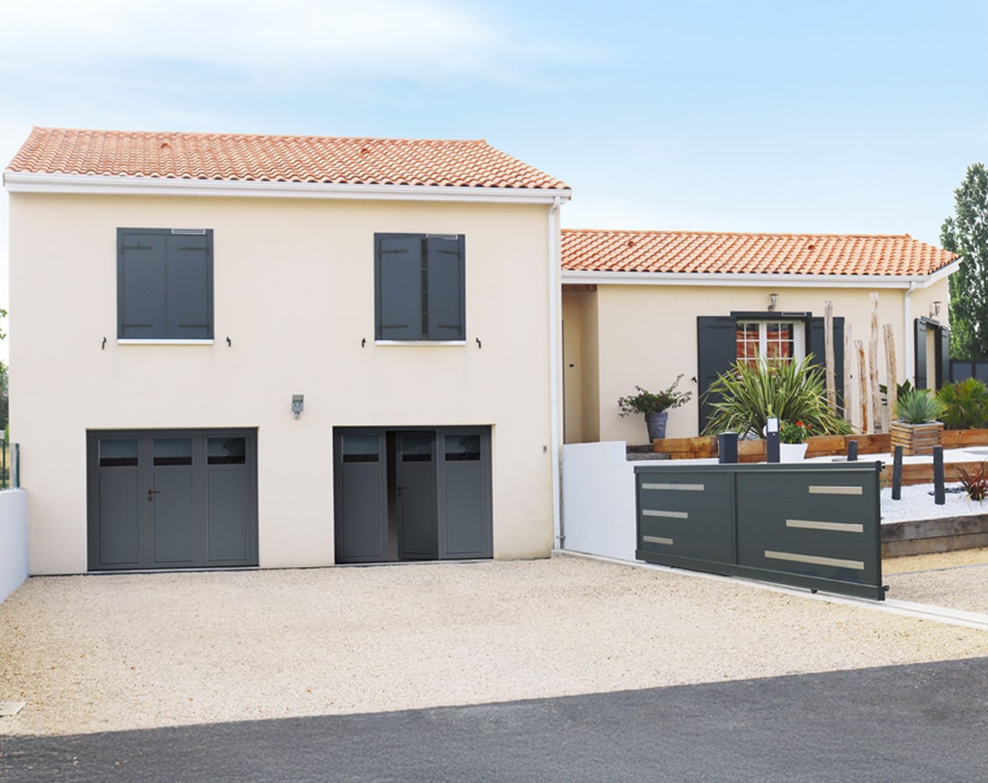 La porte de garage CYLLÈNE <br> ouvre de nouvelles portes 🔑